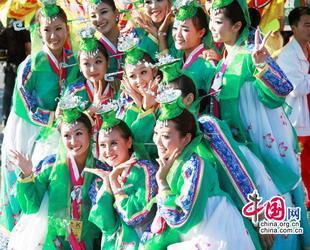 Die Gala mit dem Namen 'Lichtwürfel' zum 60. Jubiläum der Gründung der Volkesrepublik China wird um acht Uhr auf dem Tian’anmen-Platz beginnen. Das Foto zeigt, wie die Schauspieler mit ihren Kostümen auf den Platz gehen.