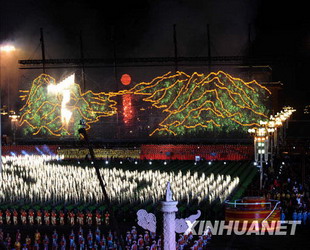 Um acht Uhr fand die Nationalfeiergala auf dem Tian'anmen-Platz statt. Am Beginn wurden viele Feuerwerkkörper auf einem Netz von 2250 Quaratmeter abgebrannt. Dabei wurde ein riesiges Bild von schöner Landschaft im Nachthimmel gemalt.