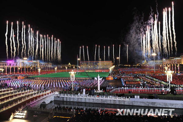 Am Abend des 1. Oktober findet die Nationalfeiergala von Mitarbeitern aller Branchen der chinesischen Hauptstadt Beijing für das 60-jährige Jubiläum der Volksrepublik auf dem Platz des Himmlischen Friedens in Beijing statt. 