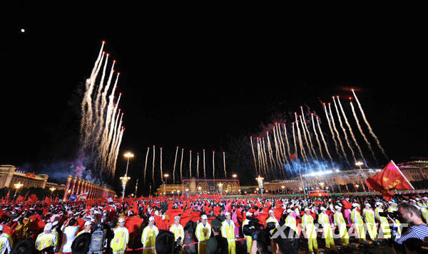 Am Abend des 1. Oktober findet die Nationalfeiergala von Mitarbeitern aller Branchen der chinesischen Hauptstadt Beijing für das 60-jährige Jubiläum der Volksrepublik auf dem Platz des Himmlischen Friedens in Beijing statt. 