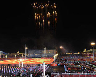 Mit Hilfe von Feuerwerk wird die Zahl „60“ in den Himmel über dem Tian’anmen-Platz gezeichnet. Damit bekundet man dem Vaterland herzliche Glückwünsche.