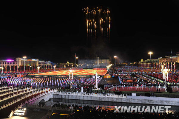 Mit Hilfe von Feuerwerk wird die Zahl „60“ in den Himmel über dem Tian’anmen-Platz gezeichnet. Damit bekundet man dem Vaterland herzliche Glückwünsche.