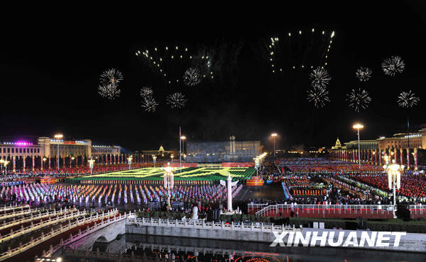 Mit Hilfe von Feuerwerk wird die Zahl „60“ in den Himmel über dem Tian’anmen-Platz gezeichnet. Damit bekundet man dem Vaterland herzliche Glückwünsche.