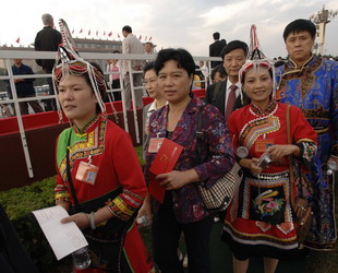 Vertreter der ethnischen Nationalitäten Chinas kommen zur Zeremonie des Nationalfeiertags