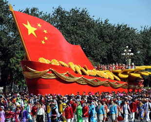 Festzug der Einigkeit von aller Nationalitäten geht am Tian’anmen-Platz vorbei.