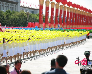 Festzüge der Volksmassen marschieren am Tian’anmen-Platz vorbei.