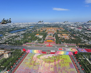 Festwagen der Nationalflagge geht am Tian’anmen-Platz vorbei.