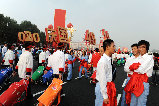 Teilnehmer des Marsches betreten den Tian’anmen-Platz.