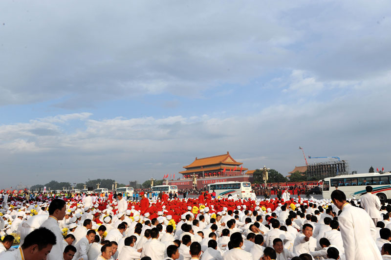 Teilnehmer des Aufmarsches auf dem Tian‘anmen-Platz.