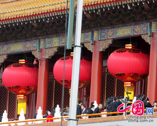 Überall leuchtet es rot auf dem feierlichen Tian’anmen-Platz