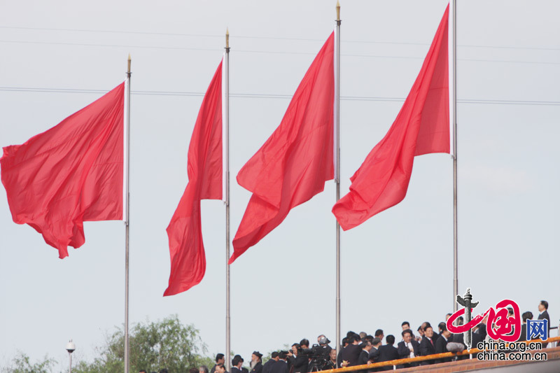 Überall leuchtet es rot auf dem feierlichen Tian’anmen-Platz
