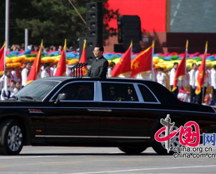 Staatspräsident Hu Jintao schreitet Truppen zum Nationalfeiertag ab