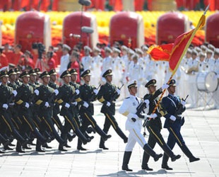 Ehrengarde der Land-, See-, und Luftstreitkräfte marschiert auf dem Tian’anmen-Platz