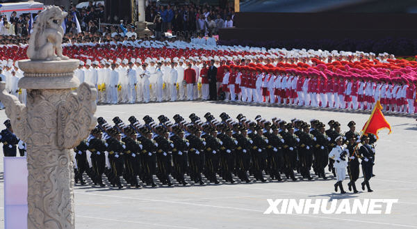 Ehrengarde der Land-, See-, und Luftstreitkräfte marschiert auf dem Tian’anmen-Platz