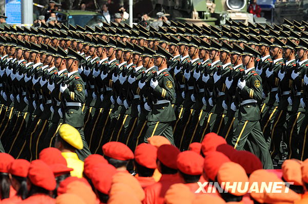 Bewaffnete Polizei marschiert auf dem Tian’anmen-Platz