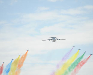 Kampfjets fliegen im Verband über den Tian’anmen-Platz