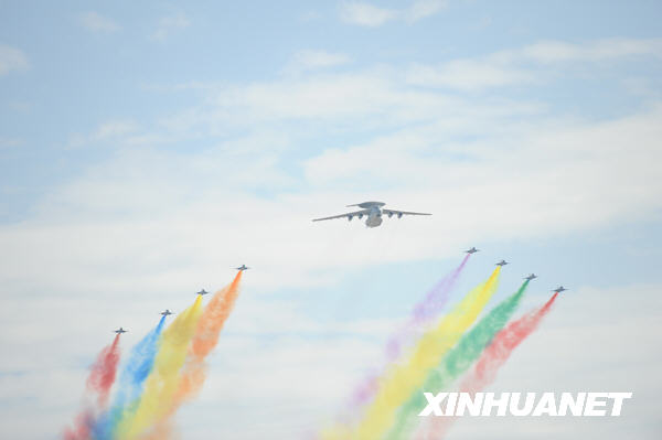 Kampfjets fliegen im Verband über den Tian’anmen-Platz