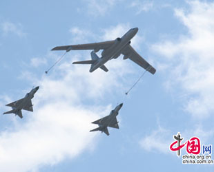 Kampfjets fliegen im Verband über den Tian’anmen-Platz