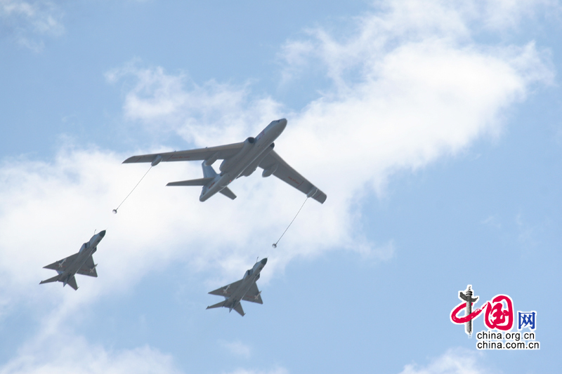 Tankflugzeuge und Jagdflugzeuge fliegen über den Tian’anmen-Platz