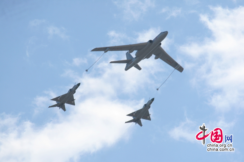 Tankflugzeuge und Jagdflugzeuge fliegen über den Tian’anmen-Platz