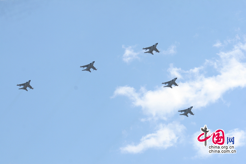 Tankflugzeuge und Jagdflugzeuge fliegen über den Tian’anmen-Platz