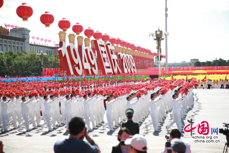 Festzug läuft an dem Tian’anmen-Platz vorbei