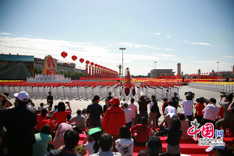 Festzug läuft an dem Tian’anmen-Platz vorbei