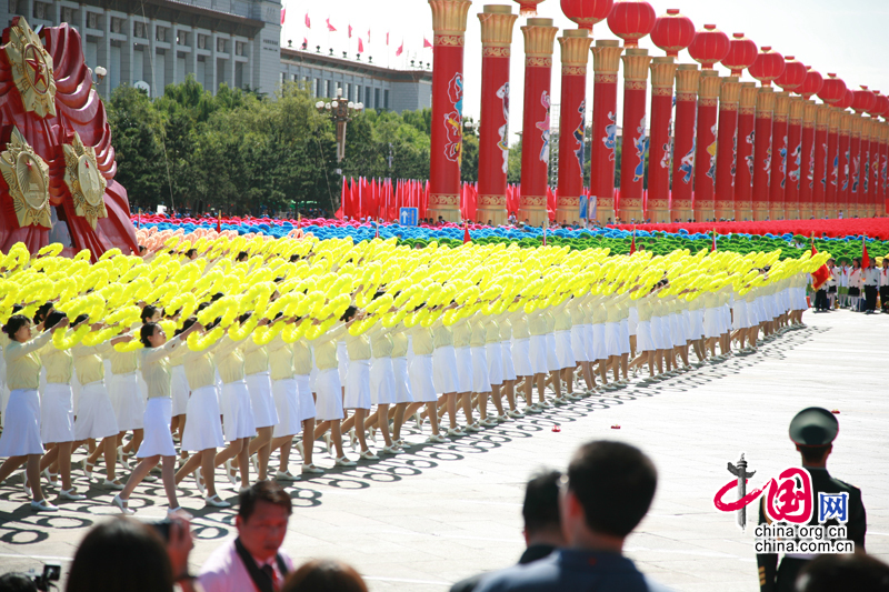 Festzug läuft an dem Tian’anmen-Platz vorbei