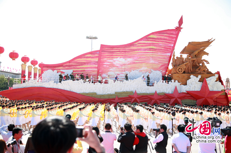 Festzug läuft an dem Tian’anmen-Platz vorbei