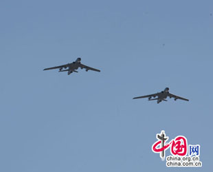 Bomber fliegen im Verband über den Tian’anmen-Platz