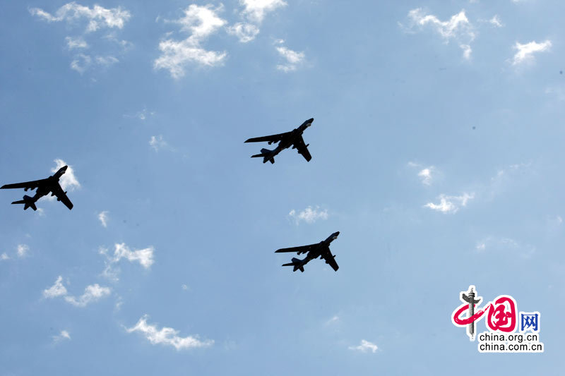 Bomber fliegen im Verband über den Tian’anmen-Platz
