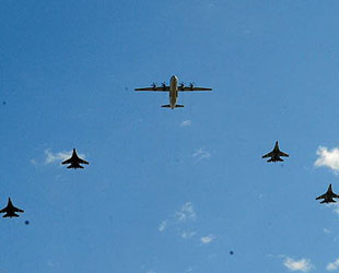 AWACS-Flugzeuge fliegen über den Tian’anmen-Platz