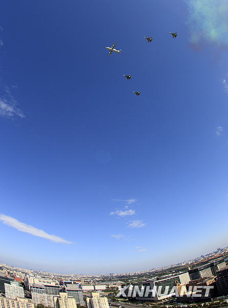 AWACS-Flugzeuge fliegen über den Tian’anmen-Platz