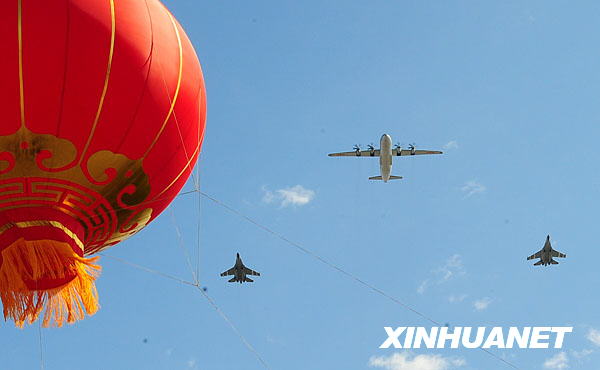 AWACS-Flugzeuge fliegen über den Tian’anmen-Platz