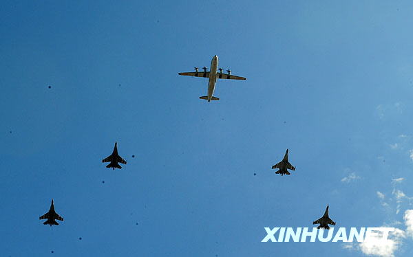 AWACS-Flugzeuge fliegen über den Tian’anmen-Platz