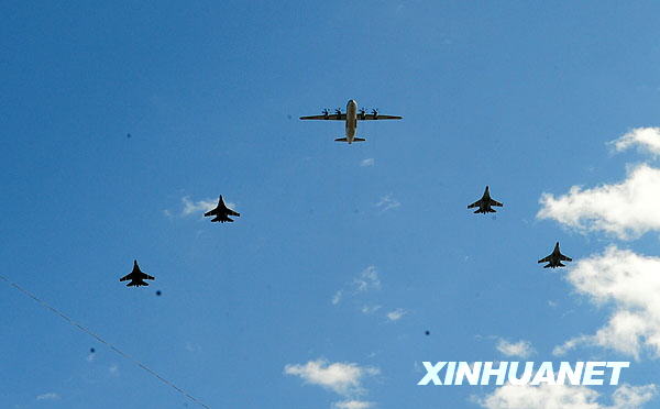 AWACS-Flugzeuge fliegen über den Tian’anmen-Platz