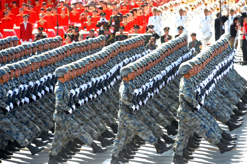 Fallschirmjäger marschieren auf dem Tian’anmen-Platz