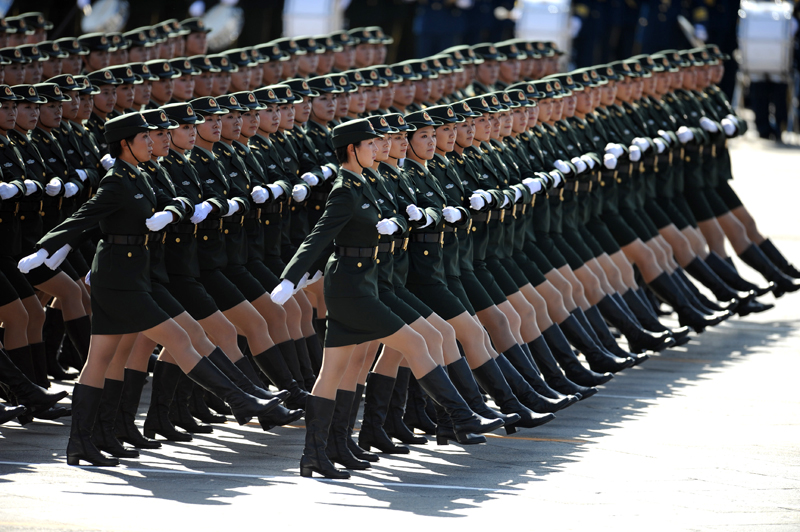 Soldatinnen marschieren auf dem Tian’anmen-Platz