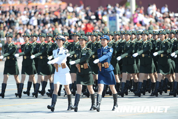 Soldatinnen marschieren auf dem Tian’anmen-Platz