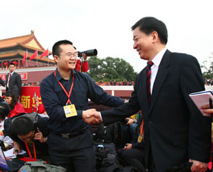 Der Präsident der China International Publishing Group (CIPG) Zhou Mingwei besucht am Donnerstagmorgen die Mitarbeiter der Webseite China.org.cn, die sich mit der Online-Übertragung der Feierlichkeiten für das 60-jährige Jubiläum beschäftigen, und überbringt ihnen seine Glückwünsche.