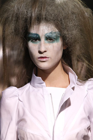 A model presents a creation by Japanese designer Yohji Yamamoto as part of his Spring/Summer 2010 women&apos;s collection during Paris Fashion Week, October 2, 2009.