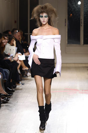 A model presents a creation by Japanese designer Yohji Yamamoto as part of his Spring/Summer 2010 women's collection during Paris Fashion Week October 2, 2009.