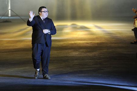 Designer Alber Elbaz acknowledges the applause at the end of his Spring/Summer 2010 collection for French fashion house Lanvin during the Paris Fashion Week October 2, 2009.