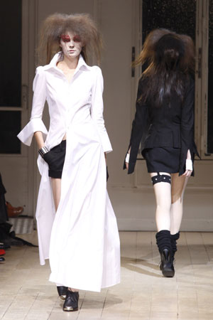 A model presents a creation by Japanese designer Yohji Yamamoto as part of his Spring/Summer 2010 women&apos;s collection during Paris Fashion Week, October 2, 2009.