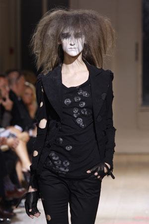 A model presents a creation by Japanese designer Yohji Yamamoto as part of his Spring/Summer 2010 women&apos;s collection during Paris Fashion Week, October 2, 2009.