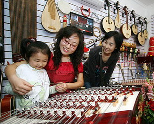 Vor kurzem ist in Tianjin offiziell die 'Straße der Musik' eröffnet worden. Die Musikhochschule Tianjin liegt in der Mitte dieser Straße, zudem kann man dort chinesische und ausländische Musikinstrumente sowie spezielle Kleidung für künstlerische Auftritte und CDs kaufen.