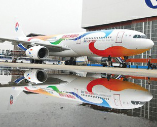 China Eastern Airlines hat am Montag ein neu lackiertes Flugzeug vom Typ Airbus 330-300 für die Weltausstellung 2010 in Shanghai beim Hongqiao-Flughafen der Öffentlichkeit vorgestellt.