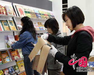 Kurz vor der Eröffnung der Buchmesse arbeiteten schon die Arbeiter von der China International Publishing Group (CIPG). Sie bringen diesmal etwa 1300 Bücher auf die Buchmesse und wollen damit die chinesische Kultur weltweit verbreiten.