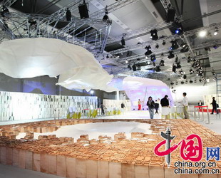 Die 6-tägige Frankfurter Buchmesse 2009 ist am Dienstagnachmittag eröffnet worden. Die chinesische Ehrengast-Themenhalle präsentiert sich vor den Besuchern.