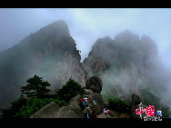 Der Mount Huang, auch bekannt unter dem Namen Huangshan, ist ein Gebirgszug im Süden der ostchinesischen Provinz Anhui. Das Gebiet ist weit bekannt für seine Landschaften, Sonnenuntergänge, außergewöhnlich geformten Granitfelsen, die Huangshan-Kiefernbäume und den Blick auf endlose Wolkenmeere.